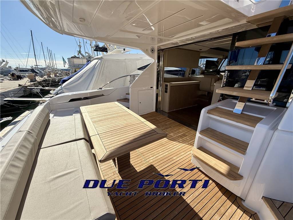 Ferretti 550