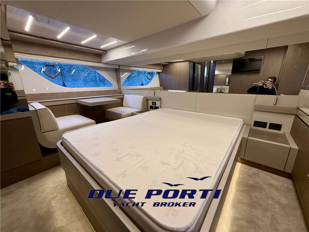 Ferretti 550