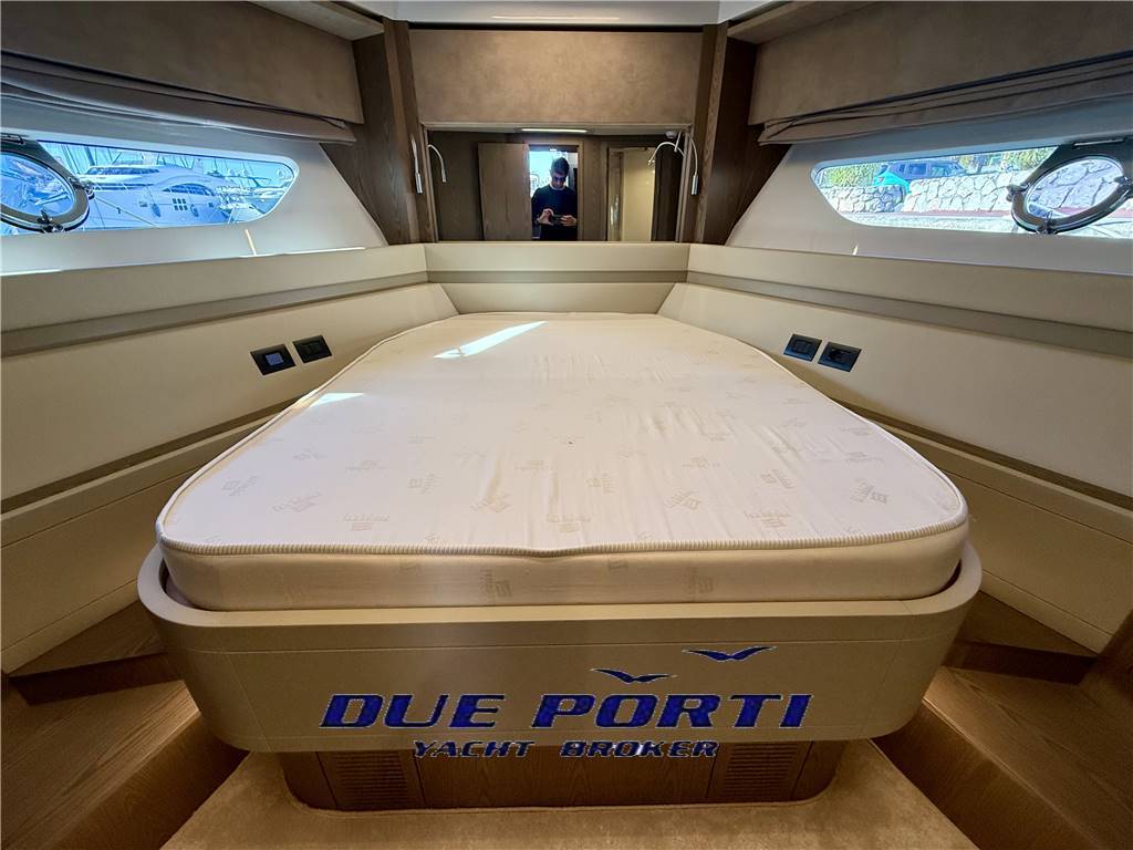 Ferretti 550