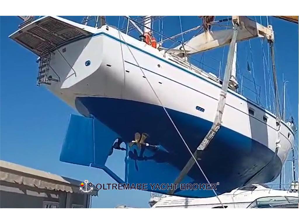 FERRETTI ALTURA 42.2