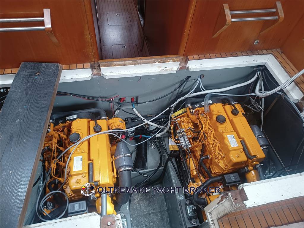 FERRETTI ALTURA 42.2