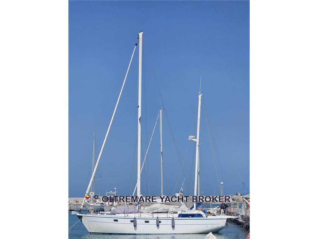 FERRETTI ALTURA 42.2