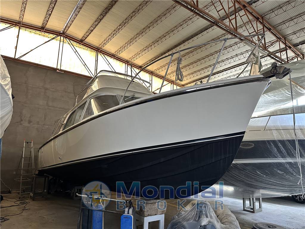 Bertram 31 flybridge Cruiser