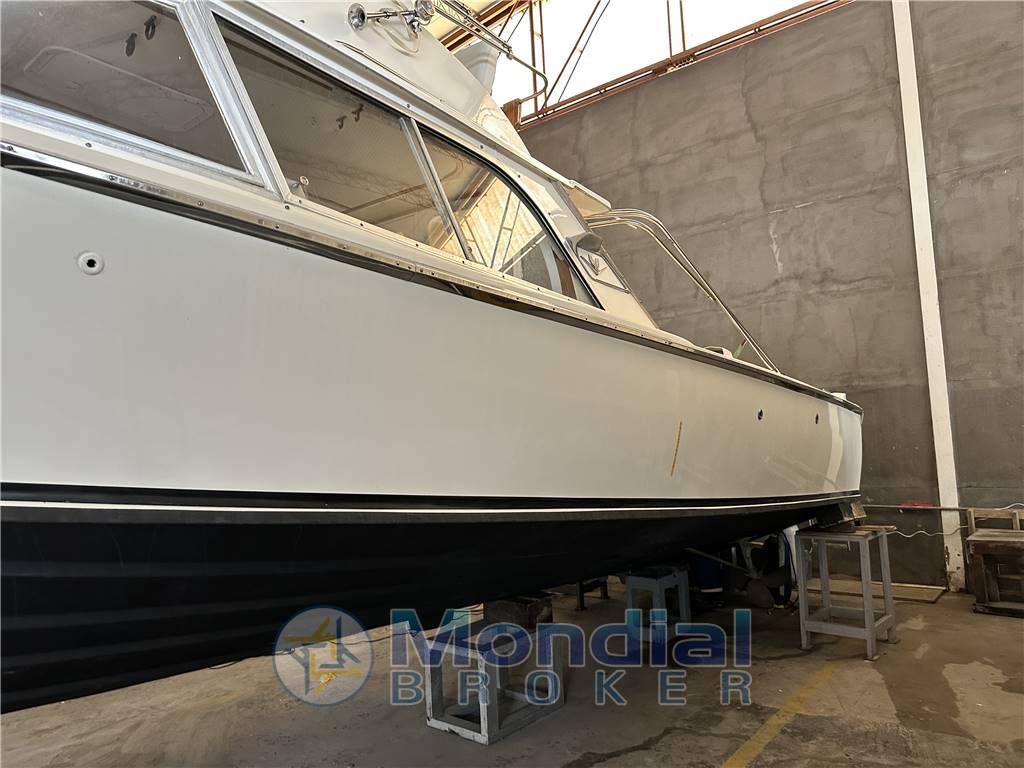 Bertram 31 flybridge Cruiser