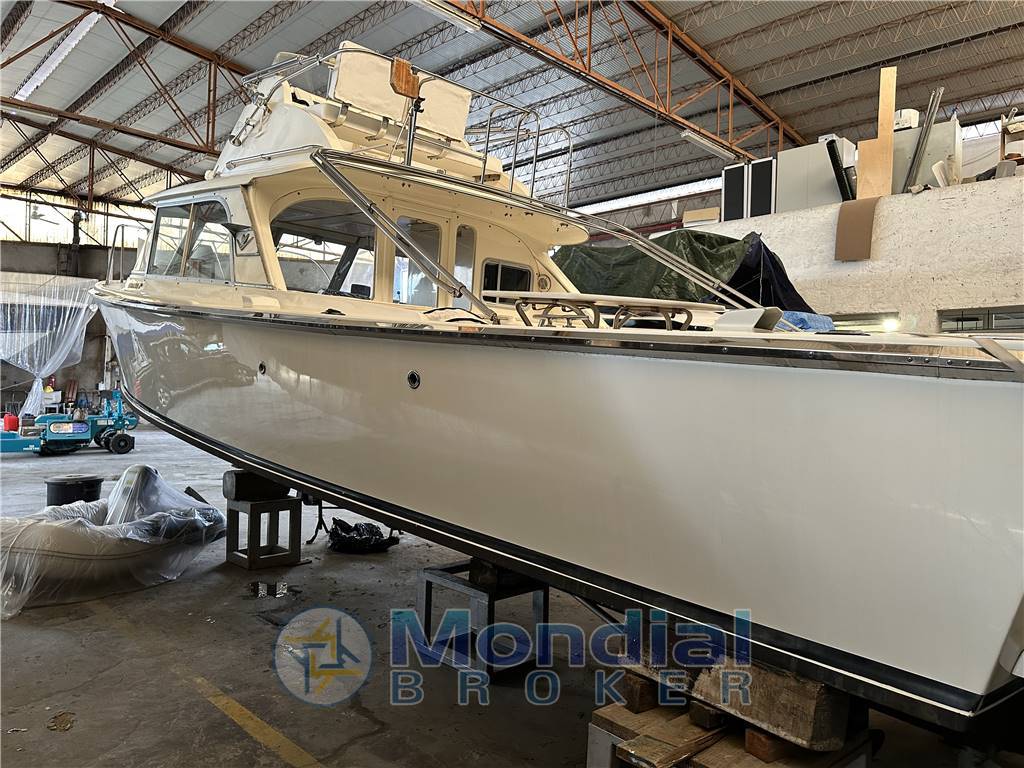 Bertram 31 flybridge Cruiser