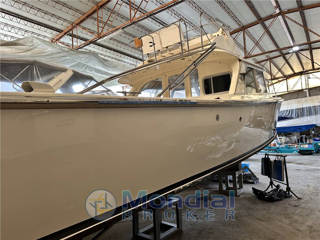 Bertram 31 flybridge Cruiser