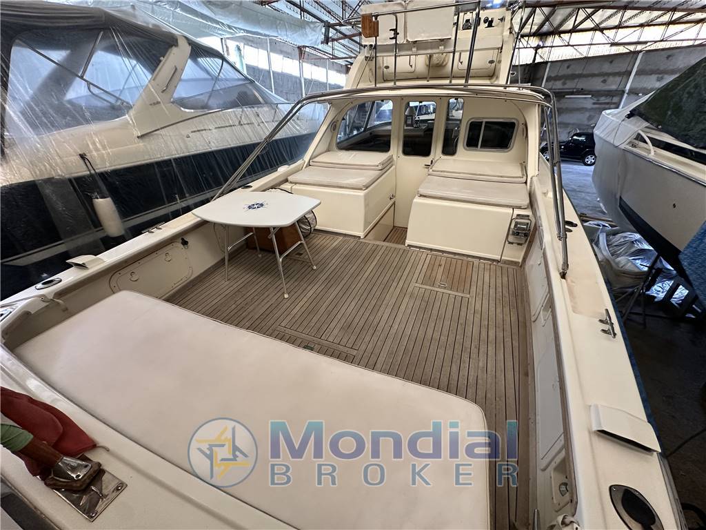 Bertram 31 flybridge Cruiser