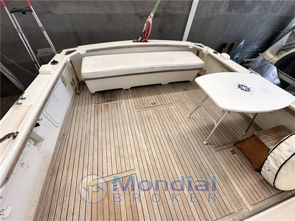 Bertram 31 flybridge Cruiser