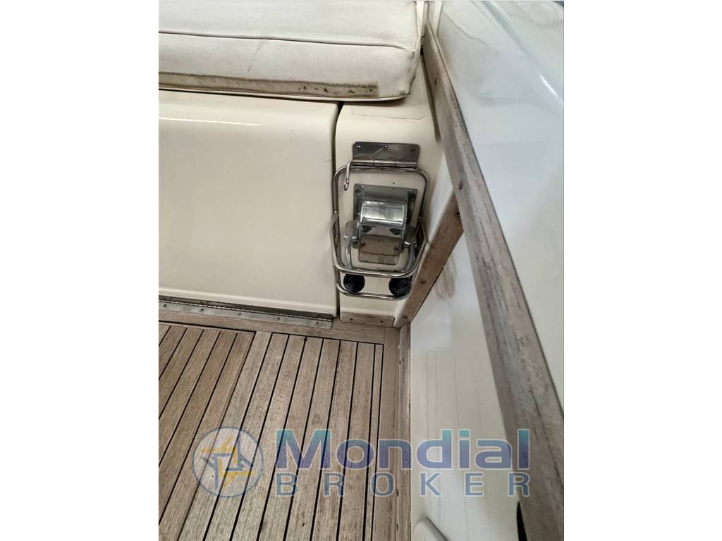 Bertram 31 flybridge Cruiser
