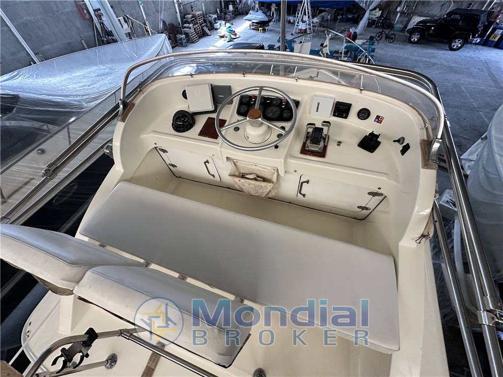Bertram 31 flybridge Cruiser