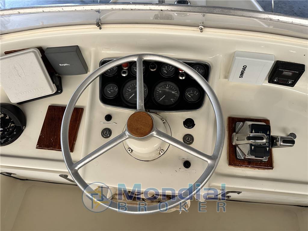Bertram 31 flybridge Cruiser