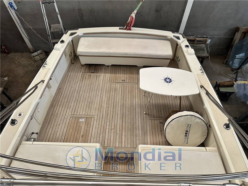 Bertram 31 flybridge Cruiser