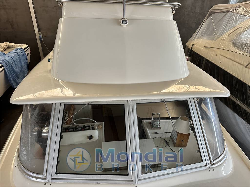Bertram 31 flybridge Cruiser