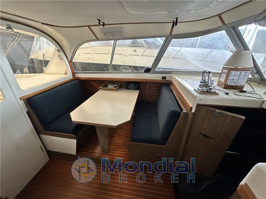 Bertram 31 flybridge Cruiser