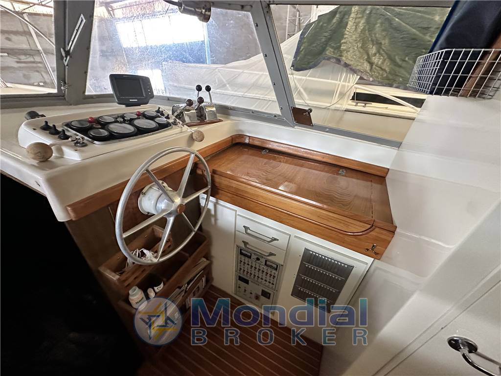 Bertram 31 flybridge Cruiser