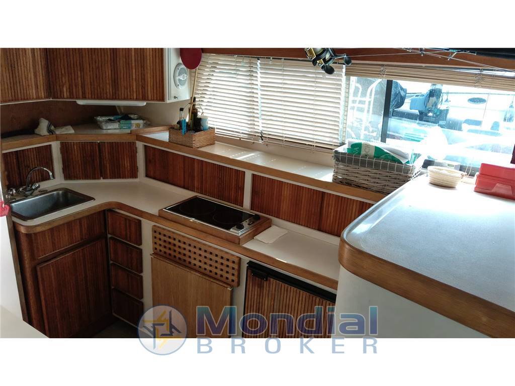 BERTRAM YACHTS 33 Convertible