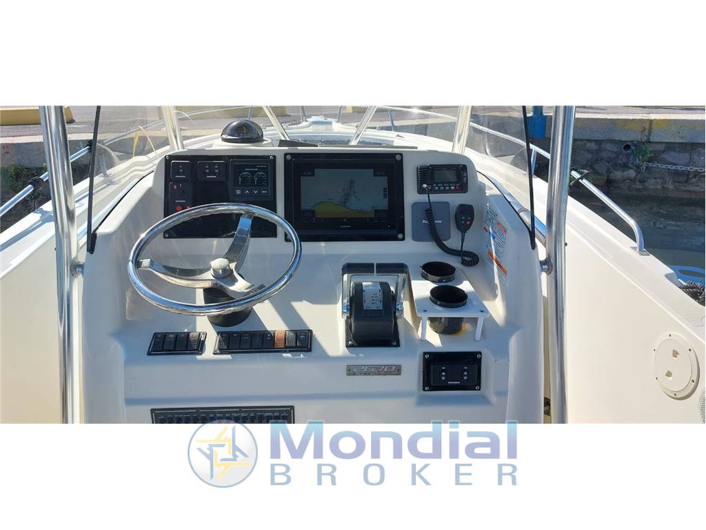 Pursuit 2670 center console