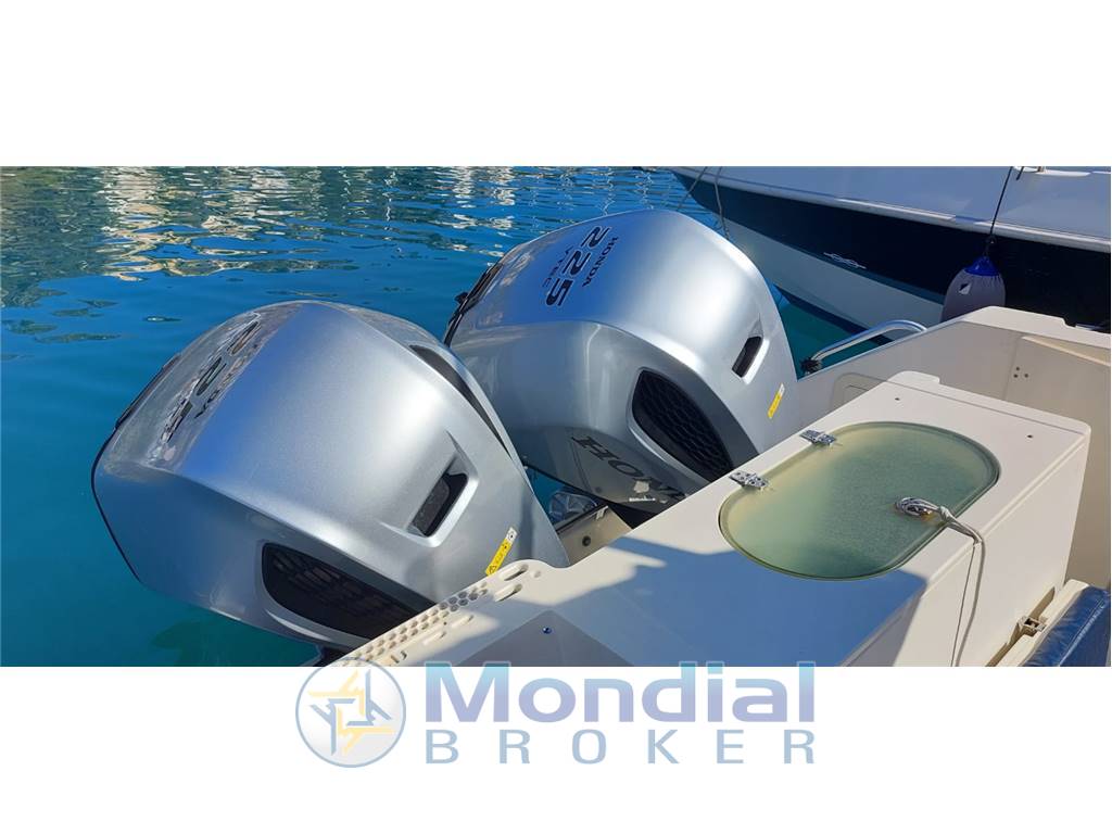 Pursuit 2670 center console