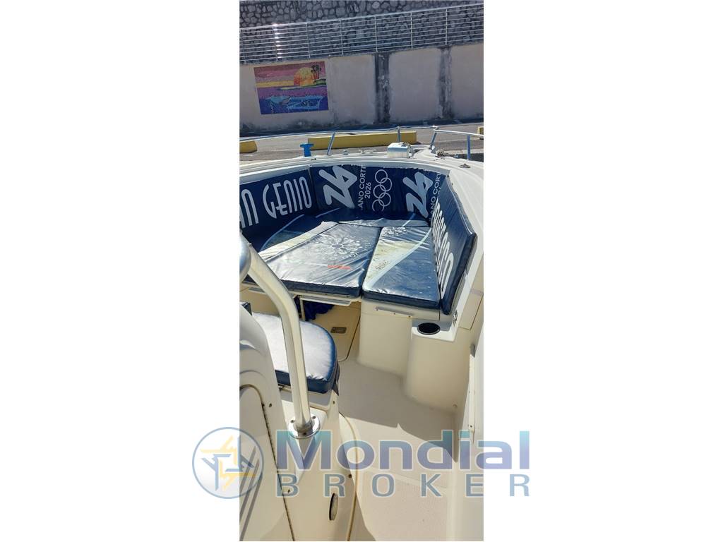 Pursuit 2670 center console