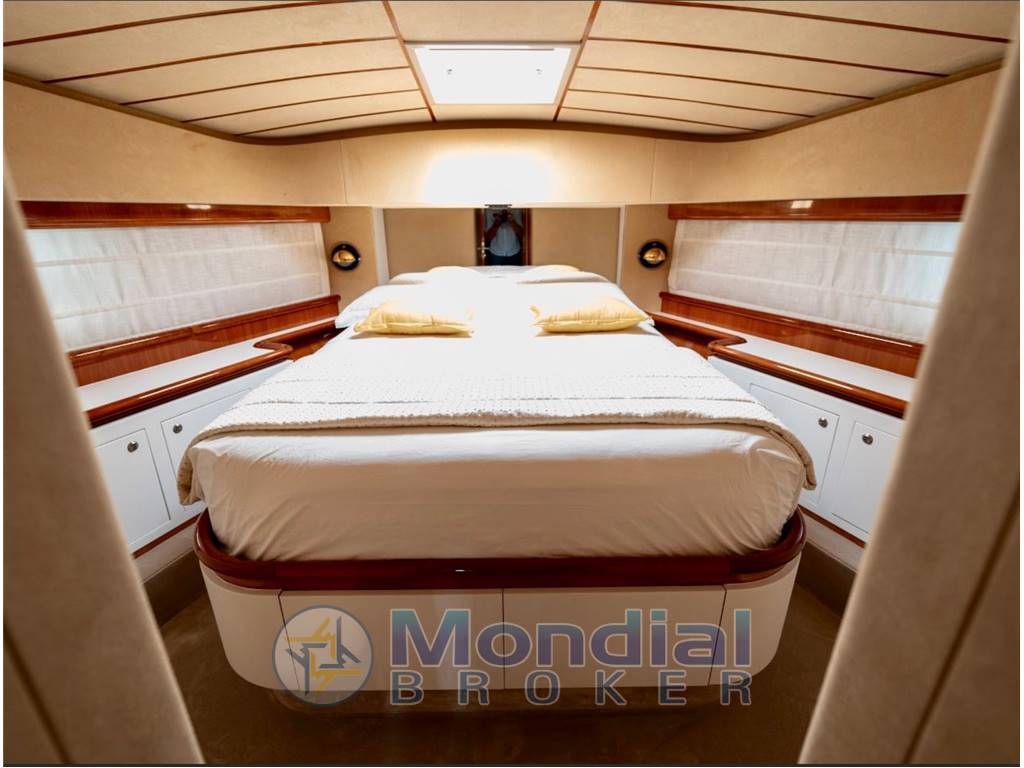FERRETTI 680 FLY