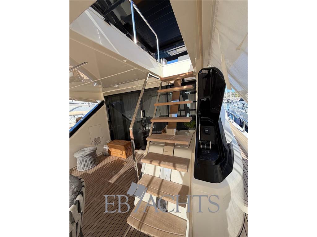 Ferretti Yachts 720