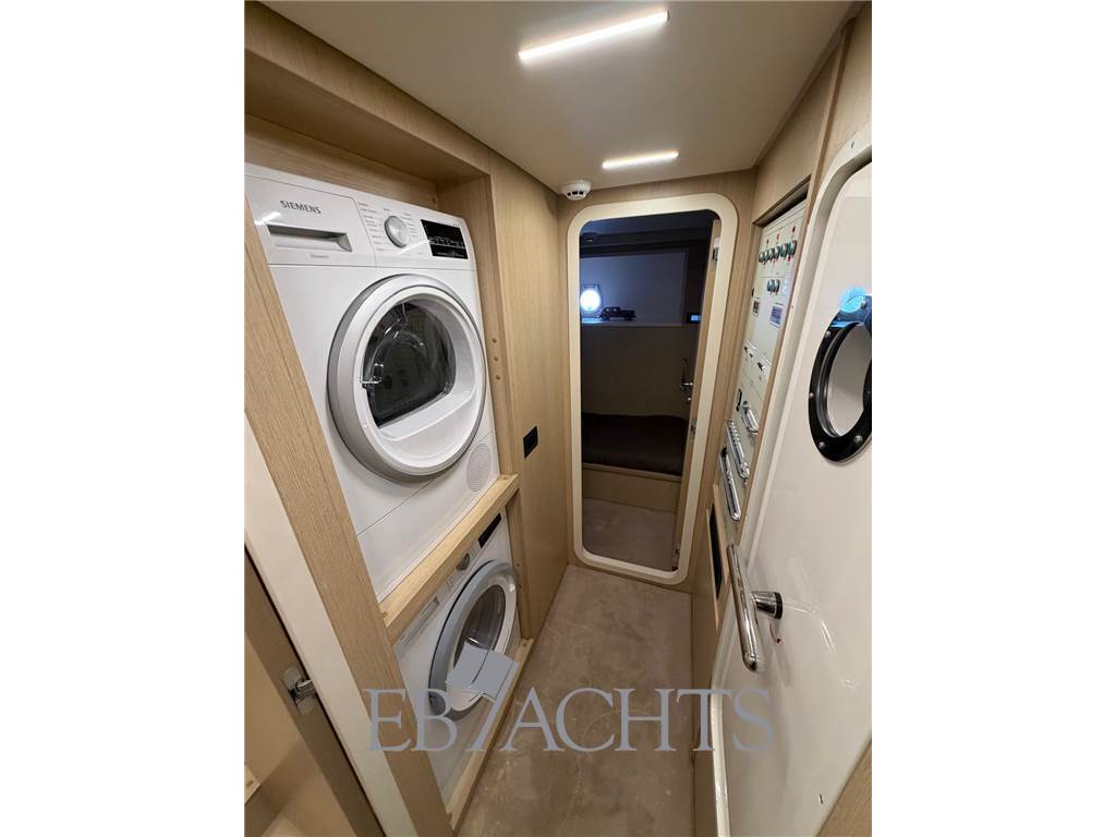 Ferretti Yachts 720