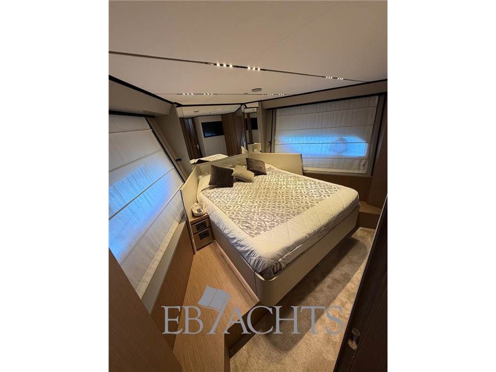 Ferretti Yachts 720