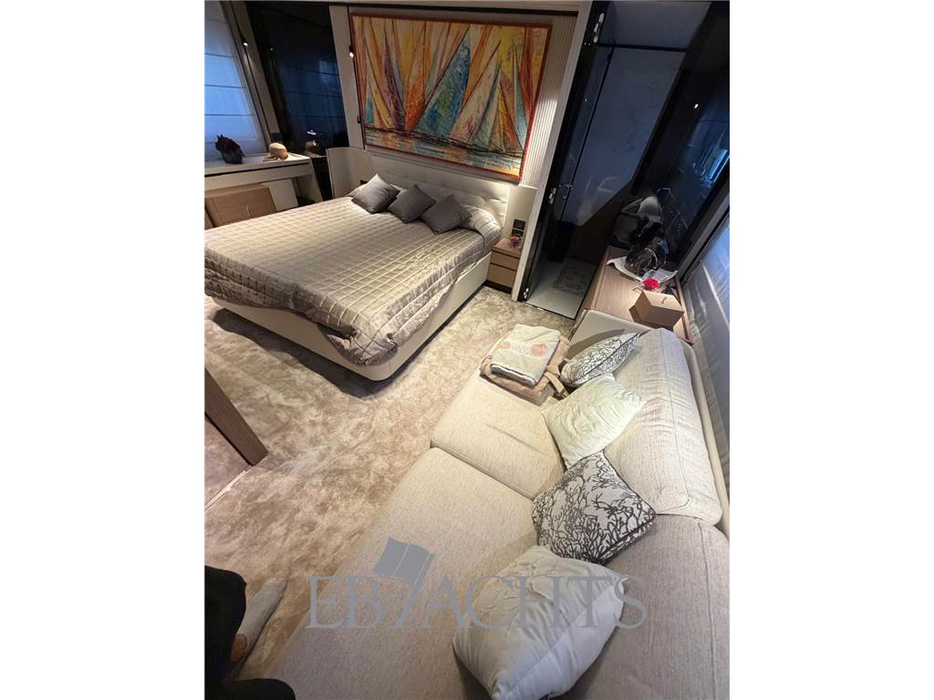 Ferretti Yachts 720