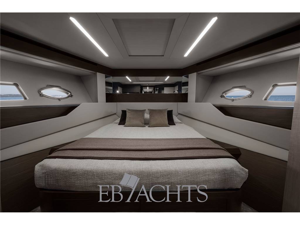 Pershing 8X