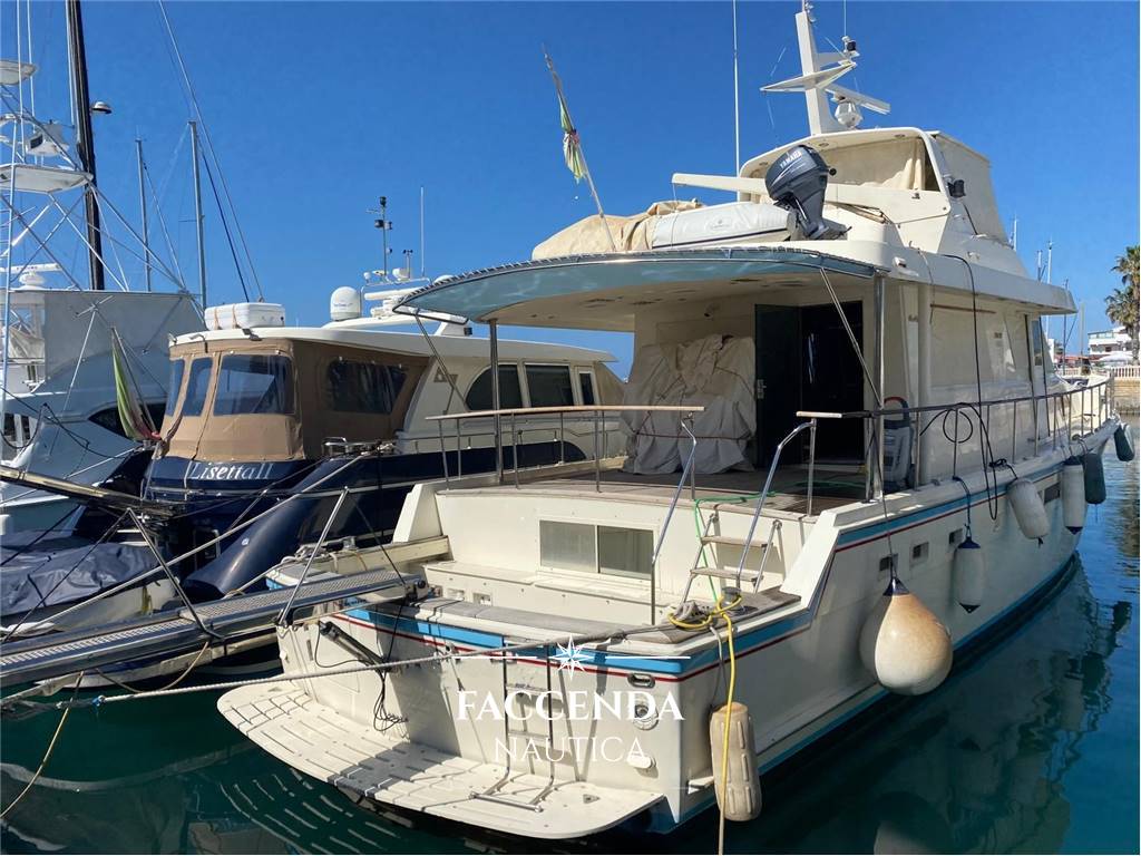HATTERAS COKPIT 67