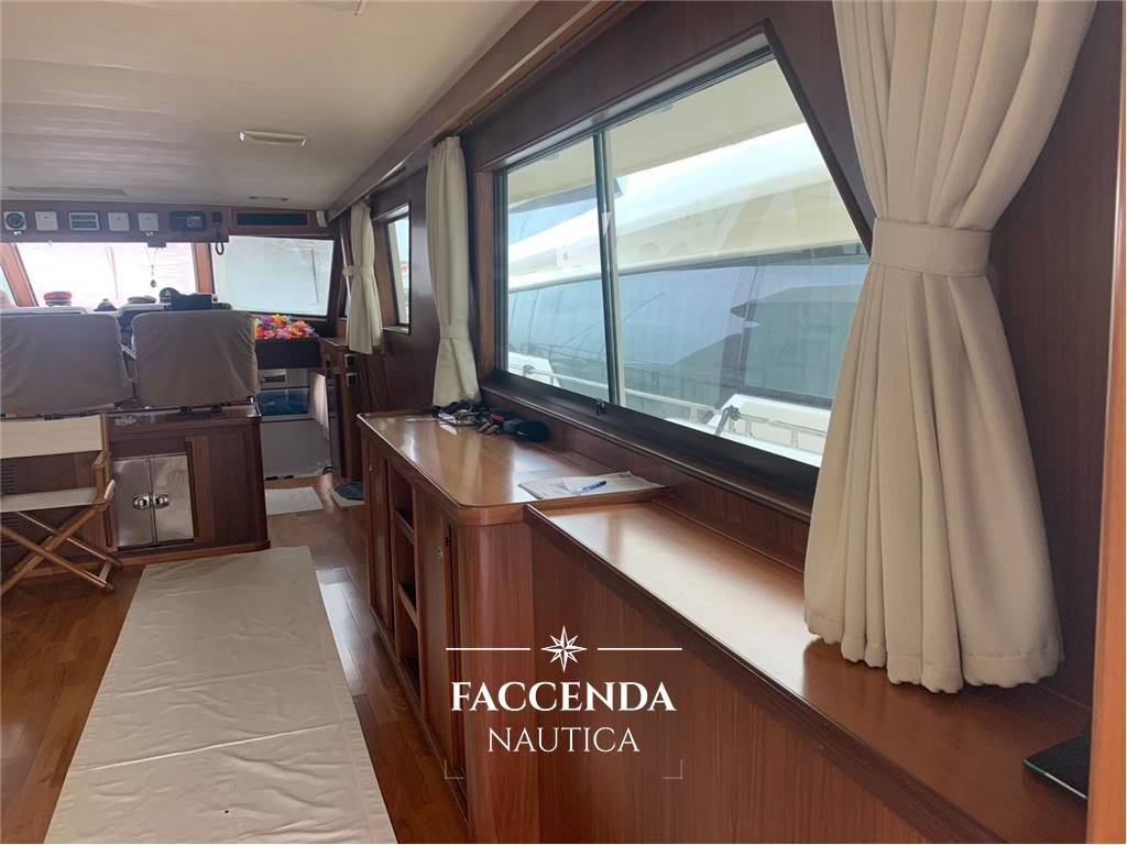HATTERAS COKPIT 67