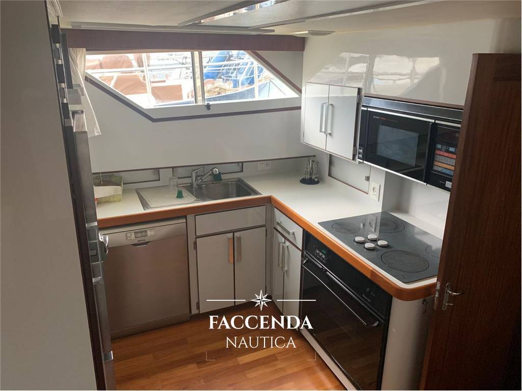 HATTERAS COKPIT 67