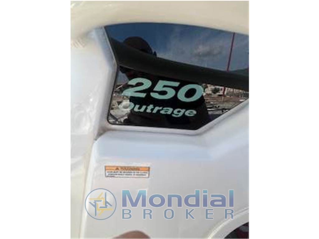 BOSTON WHALER 250 OUTRAGE