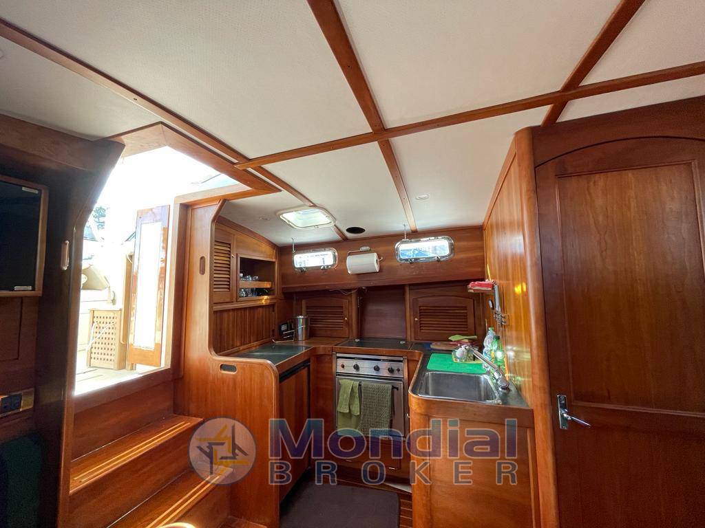 SABRELINE CORPORATION SABRE 36 Express Cruiser