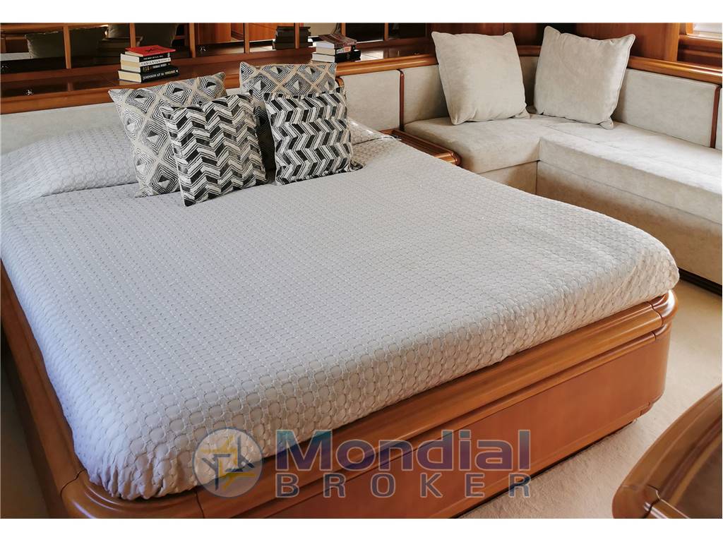 Ferretti Custom Line 94
