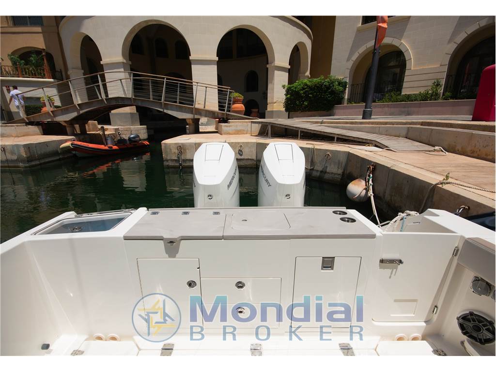Boston Whaler Vantage 330
