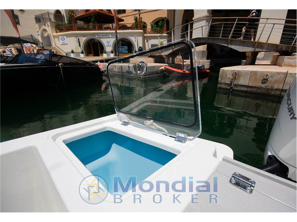 Boston Whaler Vantage 330