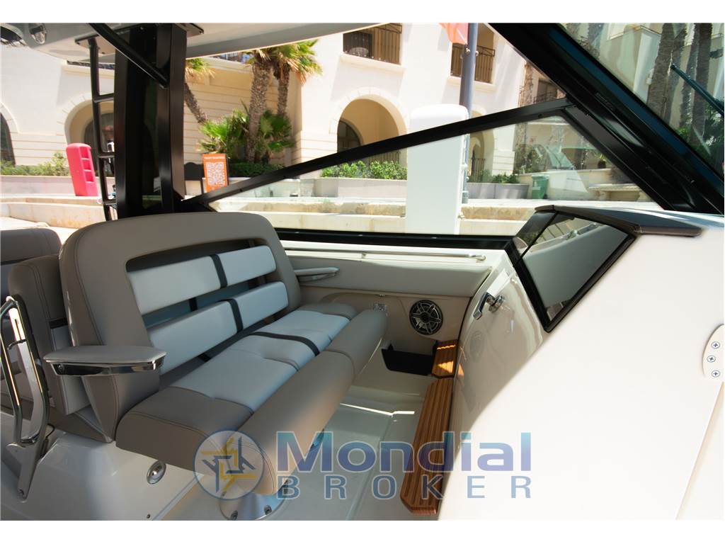 Boston Whaler Vantage 330