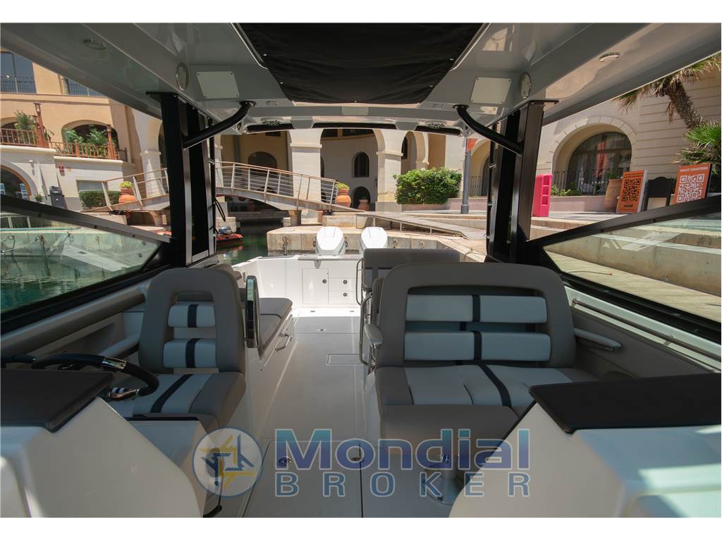 Boston Whaler Vantage 330
