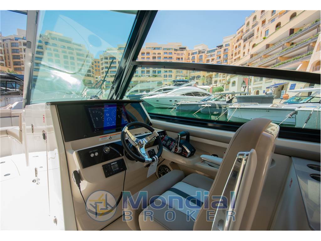 Boston Whaler Vantage 330