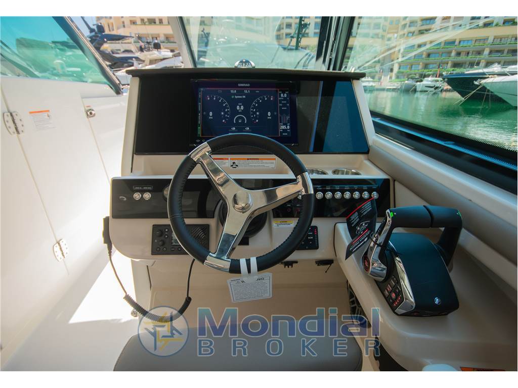 Boston Whaler Vantage 330