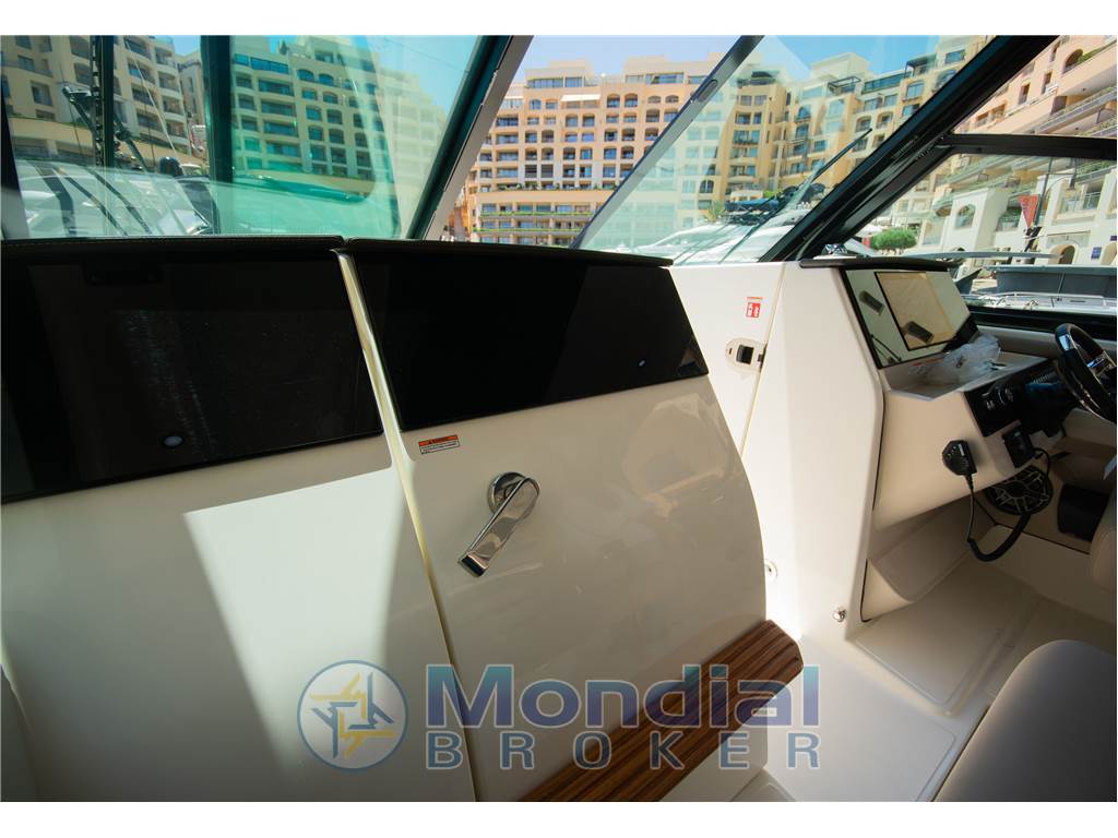Boston Whaler Vantage 330