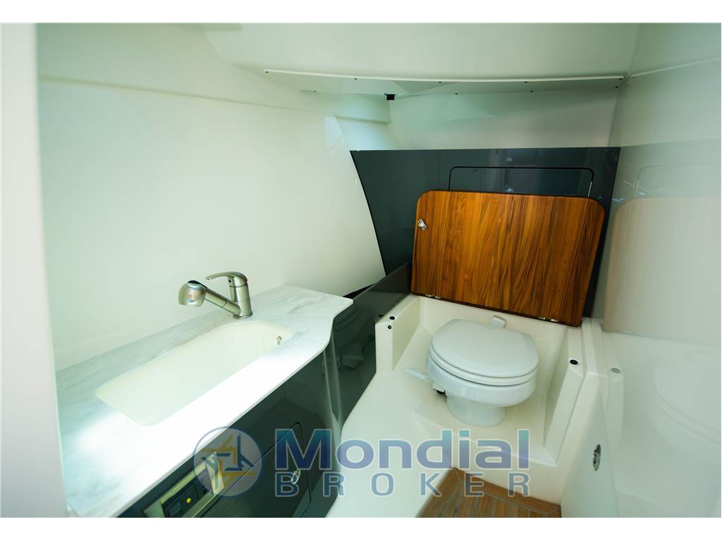 Boston Whaler Vantage 330