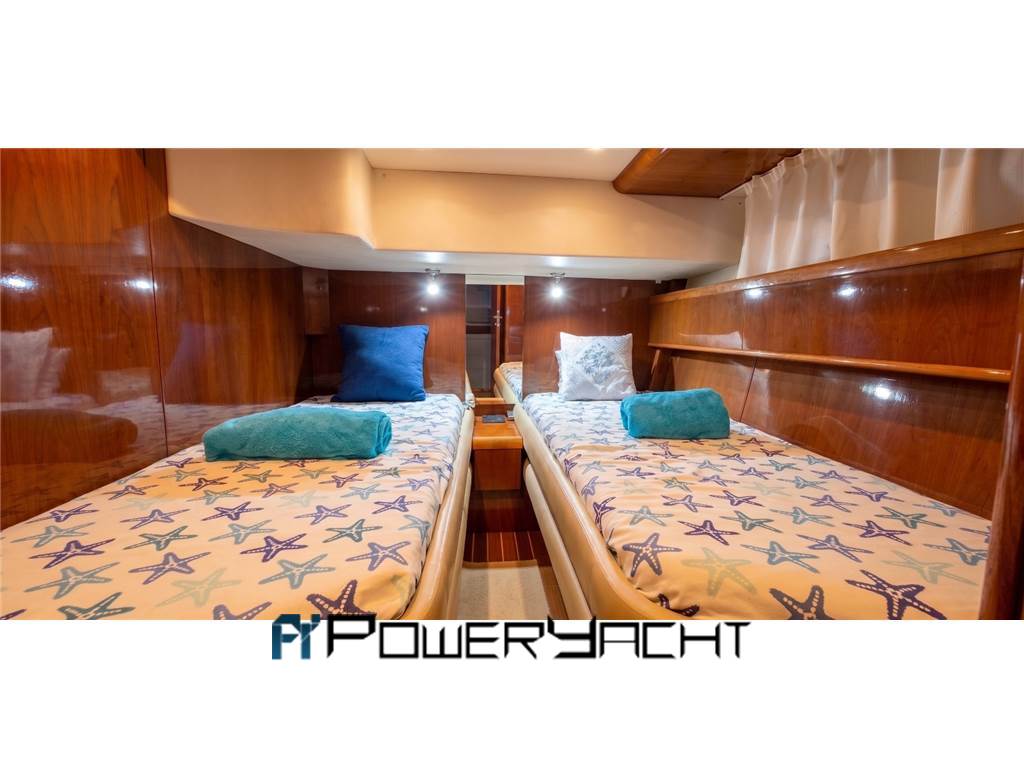 Cayman Yachts 42 fly