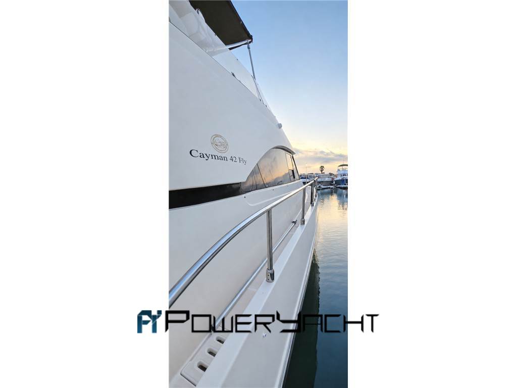 Cayman Yachts 42 fly