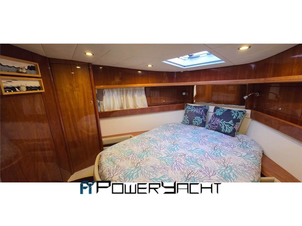Cayman Yachts 42 fly