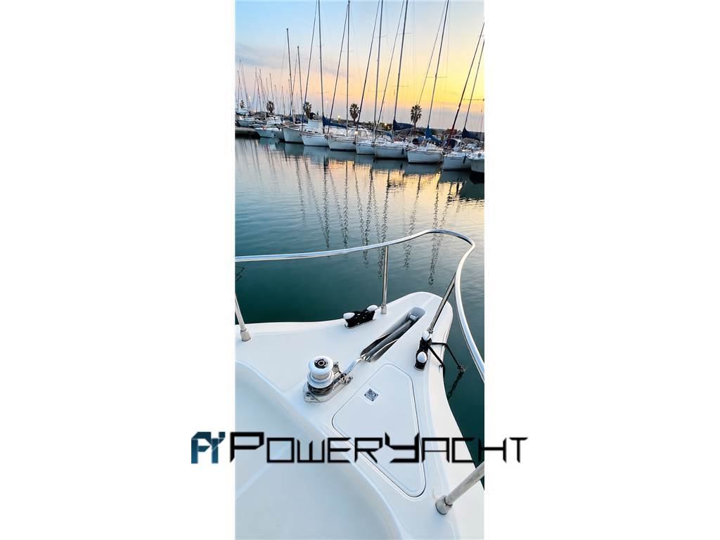 Cayman Yachts 42 fly