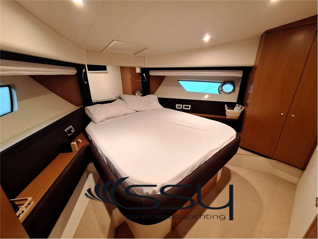 FERRETTI 530