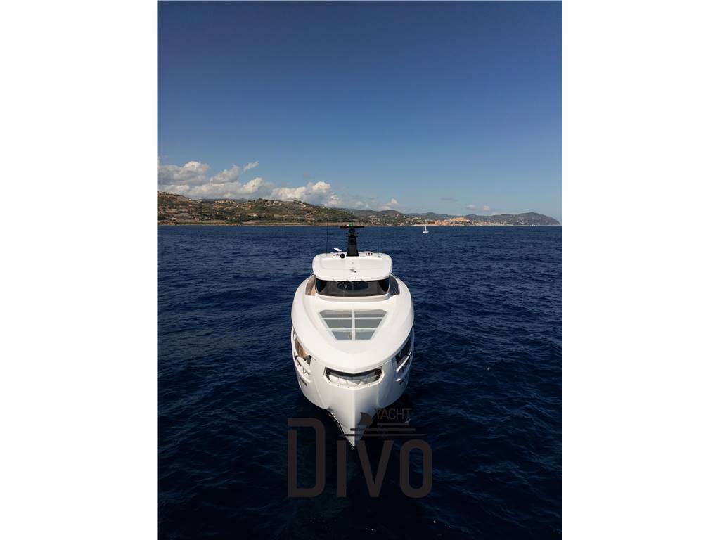 FERRETTI YACHTS INFYNITO 90