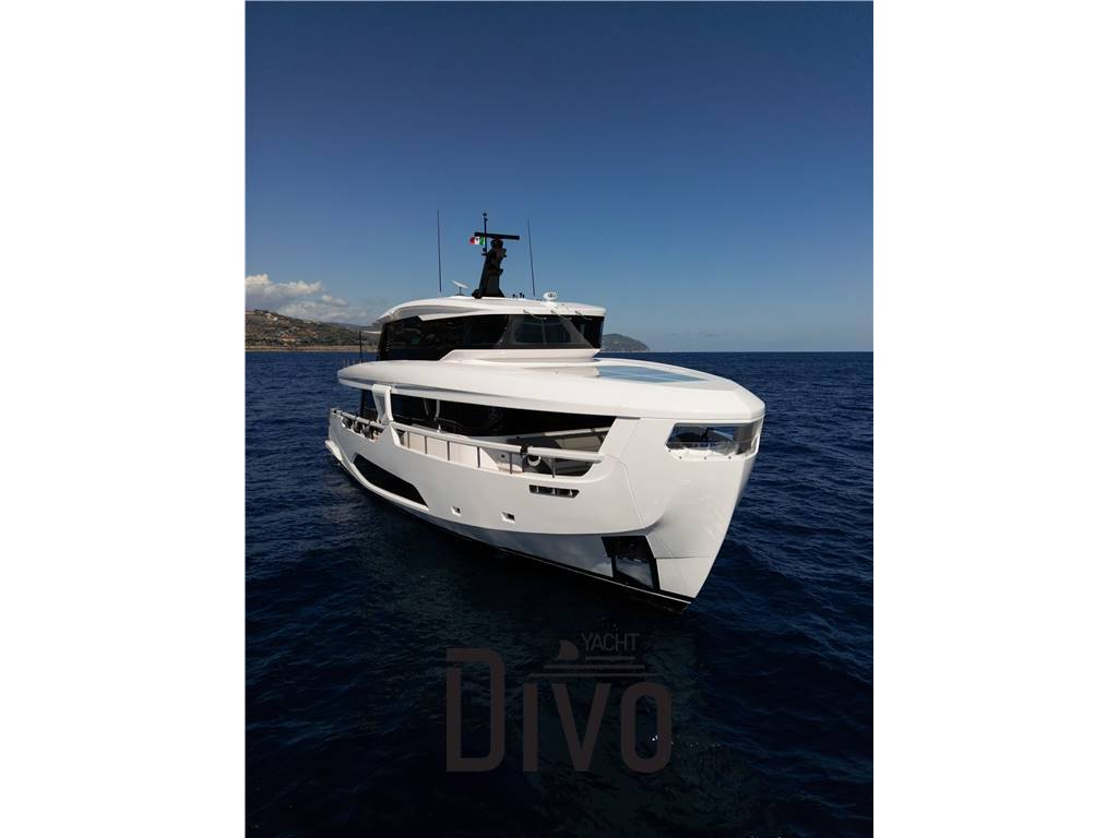 FERRETTI YACHTS INFYNITO 90